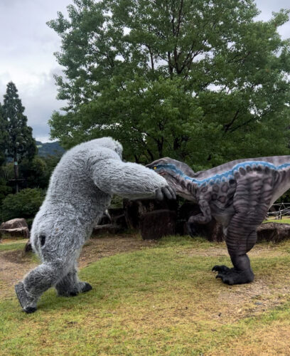 恐竜とキングコングの戦い