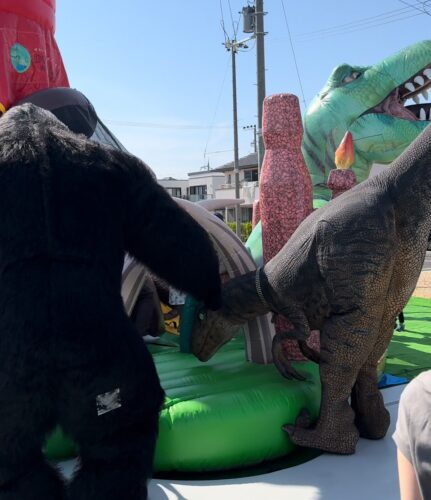 住宅展示場で恐竜イベント！【恐竜とキングコングが住宅展示場見学！？ 驚きと学びの一日】